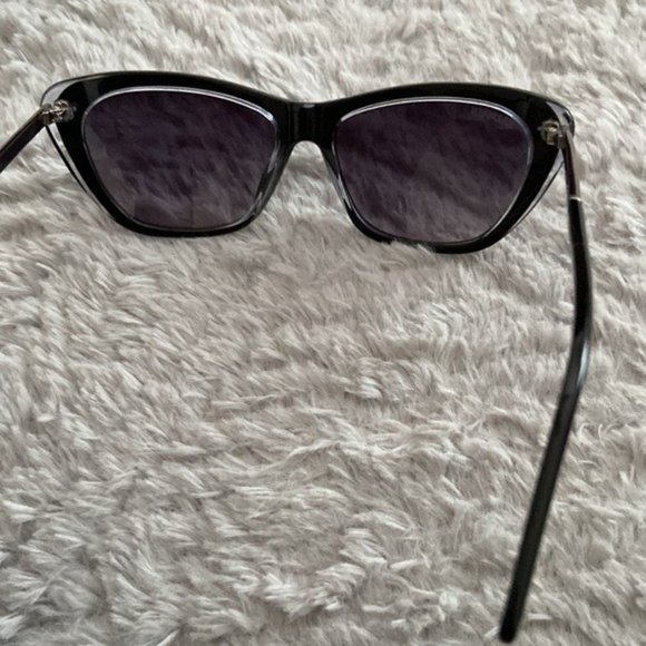 Balmain Cat eye sunglasses 56mm in Black with case - Picture 6 of 9